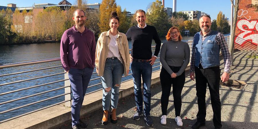 Die neue Optilyz-Führung (v.l.): Daniel Bartholomae (CTO), Tamara Kißner (Teamlead Operations), Martin Twellmeyer (CEO & Mitgründer), Katharina Haßemer (Teamlead Marketing) und Volker Aderhold (VP Sales).