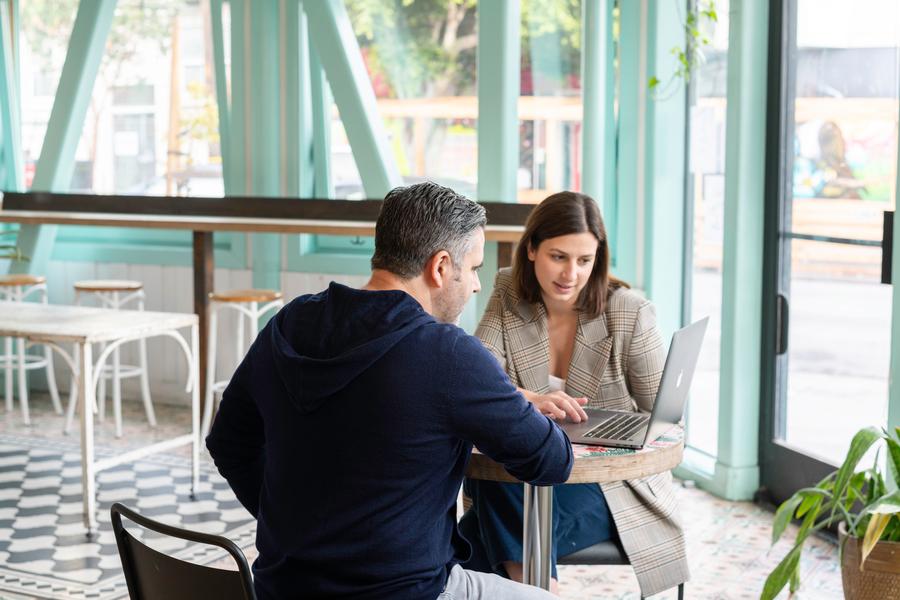 Direkte Vertriebsgespräche bleiben wichtig (Bild: LinkedIn)
