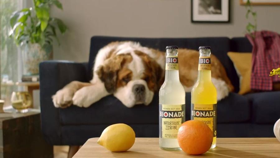 Bionade packt nur das Nötigste in die Spots.
