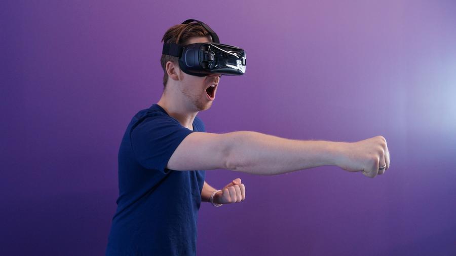 Leihen statt kaufen: VR-Brillen stehen hoch im Kurs. (Bild: Pixabay / Eugene Capon)