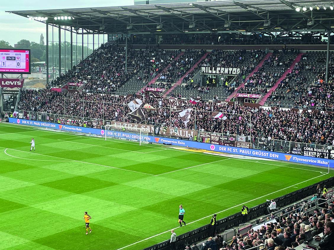 Momentum gut genutzt: Beim Spiel gegen Dresden grüßte der FC St. Pauli im Millerntor-Station mit Bannern den 'Flyerservice Hahn' eine erfundene Dialogmarketingfirma des Künstlerkollektivs Zentrum für politische Schönheit, die mit ihrer Aktion den Wahlkampf der AfD gestört hat. (Bild: FC St. Pauli)
