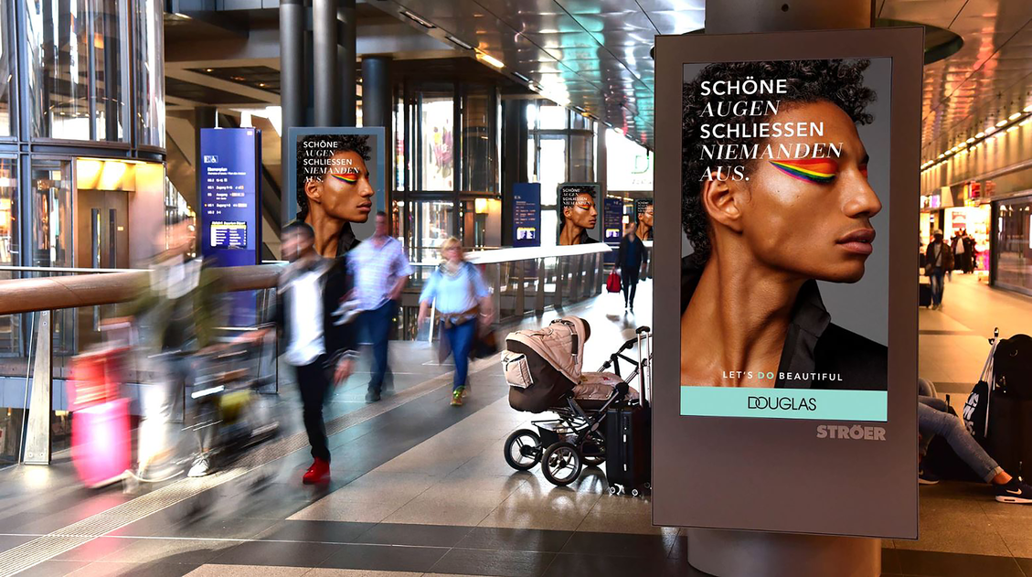 Im Rahmen seiner Kampagne belegte Douglas neben Großflächen, Mega-Lights und Riesenpostern auch digitale Werbeträger in S- und U-Bahnhöfen in deutschen Großstädten. Durch die Kombination von DOOH- und Mobile-Werbung konnte Douglas sehr gute Kampagnenergebnisse erzielen. (Bild: Ströer Jet-Foto Kranert)