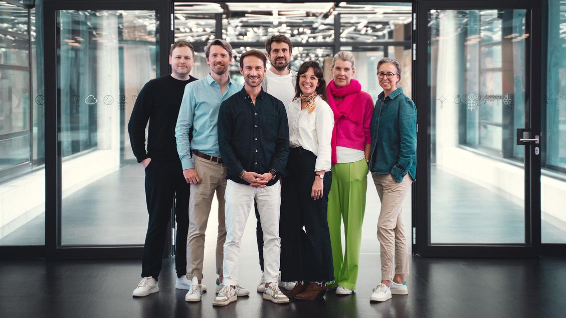 Sind jetzt ein Team: Christopher Wilhelms (Mediaplus Performance), Florian Berger (Mediaplus Performance), Max Brodersen (Motel One), Michael Daubner (Mediaplus International), Victoria Wissmann (Mediaplus International), Susan Schramm (Motel One), Barbara Evans (Mediaplus International) (v.l.n.r.) (Bild: Mediaplus)