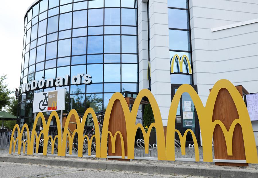 Die Bike-in Zone vor dem McDonald's-Restaurant in München.