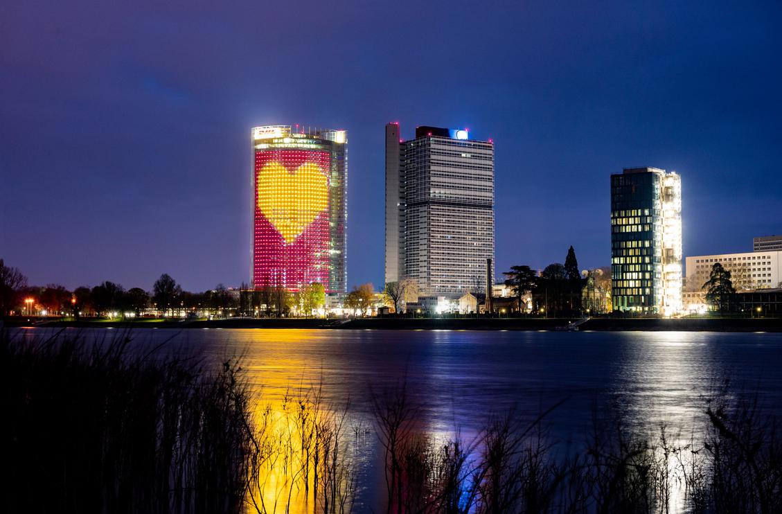 Auch die Deutsche Post sendet ein Zeichen zur Solidaritt in der Corona-Krise und illuminiert den Post Tower. (Bild: Deutsche Post)