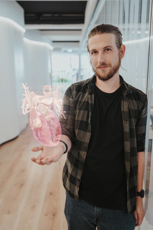 Bei Antwerpes entwickeln sie für den Healthcare-Markt AR- und VR-Objekte (links im Bild) (Bild: Antwerpes)