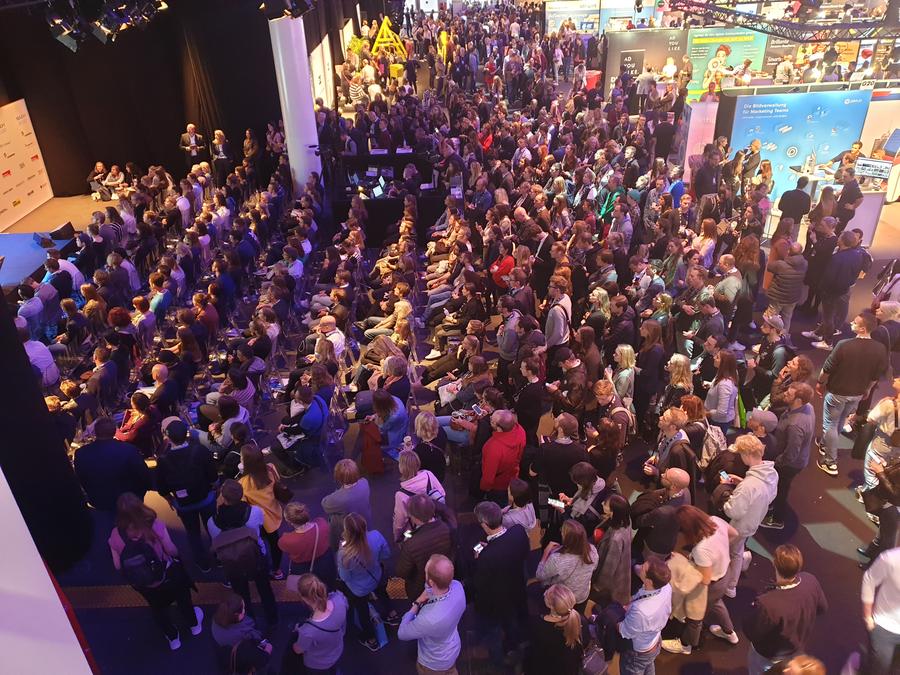 BesucherInnen vor der Dialog Stage 2019 (Bild: jg)