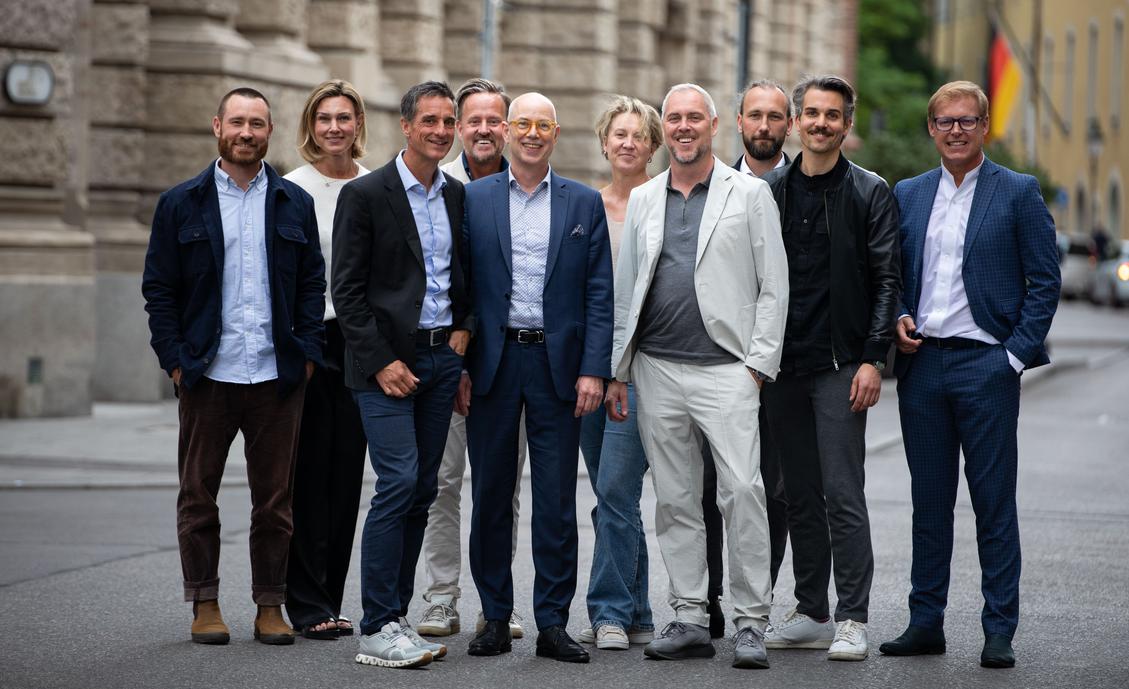 Gruppenfoto elaboratum - Von links nach rechts:  Marco Schulz (Managing Partner, elaboratum), Elin Kiw (Partner &#38; Head of Communication, Eidra), Rainer Volland (Managing Partner, elaboratum), Christer Bjrk (Partner &#38; Head of Commercial, Eidra), Prof. Dr. Klaus Gutknecht (Founder, elaboratum), Frida Lundh (Chief People &#38; Culture Officer, Eidra), Mattias Olofssen (CEO, Eidra), Joachim Stalph (Managing Partner, elaboratum), Dr. Philipp Spreer (Managing Partner, elaboratum), Thorsten Harras (Managing Partner, elaboratum) (Bild: elaboratum)