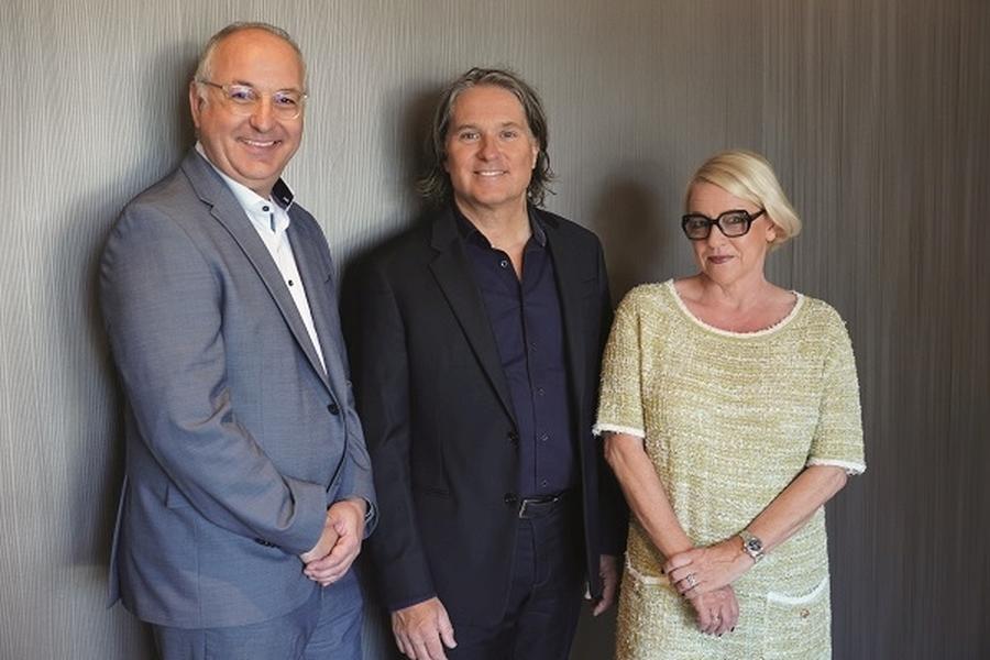 Rafael Rahn (R/Drei International, München, li.), Steffen Rueß (Inhaber, M.) und Angela Kunwald (Ruess International, Stuttgart) führen die Geschäfte der  Ruess Group Agenturen.. (Bild: Ruess Group)