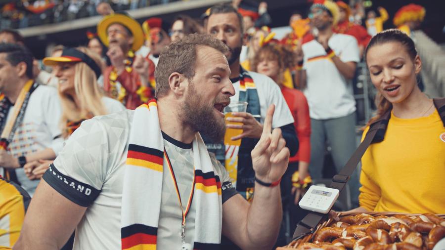Bargeldlos auch im Fußballstadion.