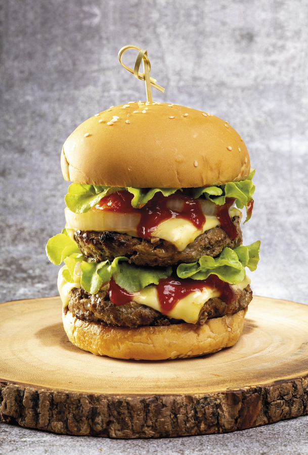 Doppelte Portion: Die Showbühne Maaspoort genehmigt sich einen großen Bissen vom Conversion-Burger. (Bild: Jaded Art_shutterstock)