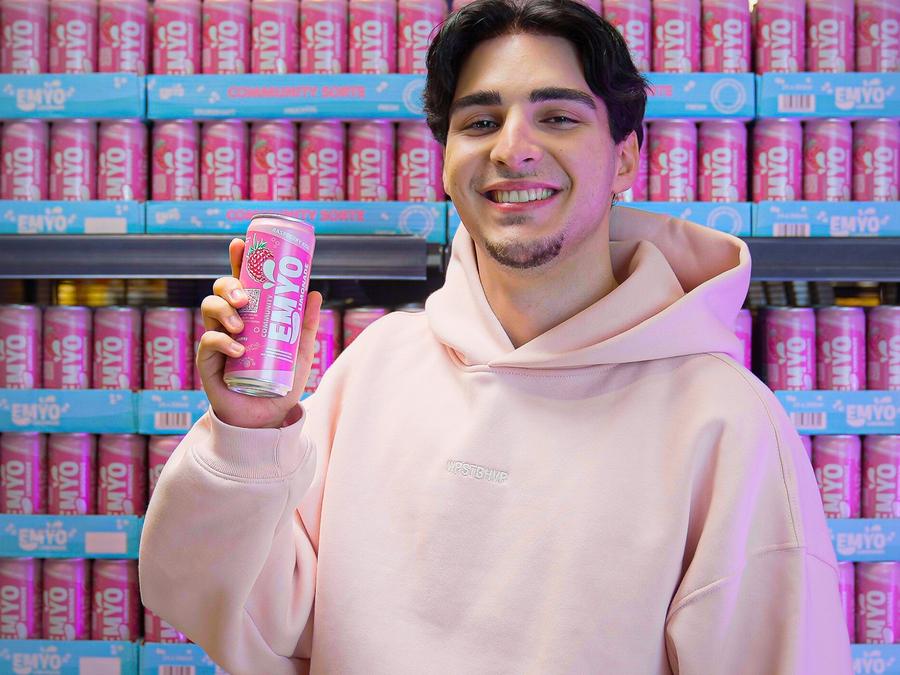 TikTok-Star Emir Bayrak (rechts) mit Limonade (links)