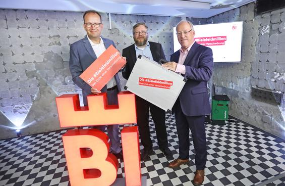 Martin Knabenreich, Achim Held und Oberbrgermeister Pit Clausen. (Bild: Bielefeld Marketing)