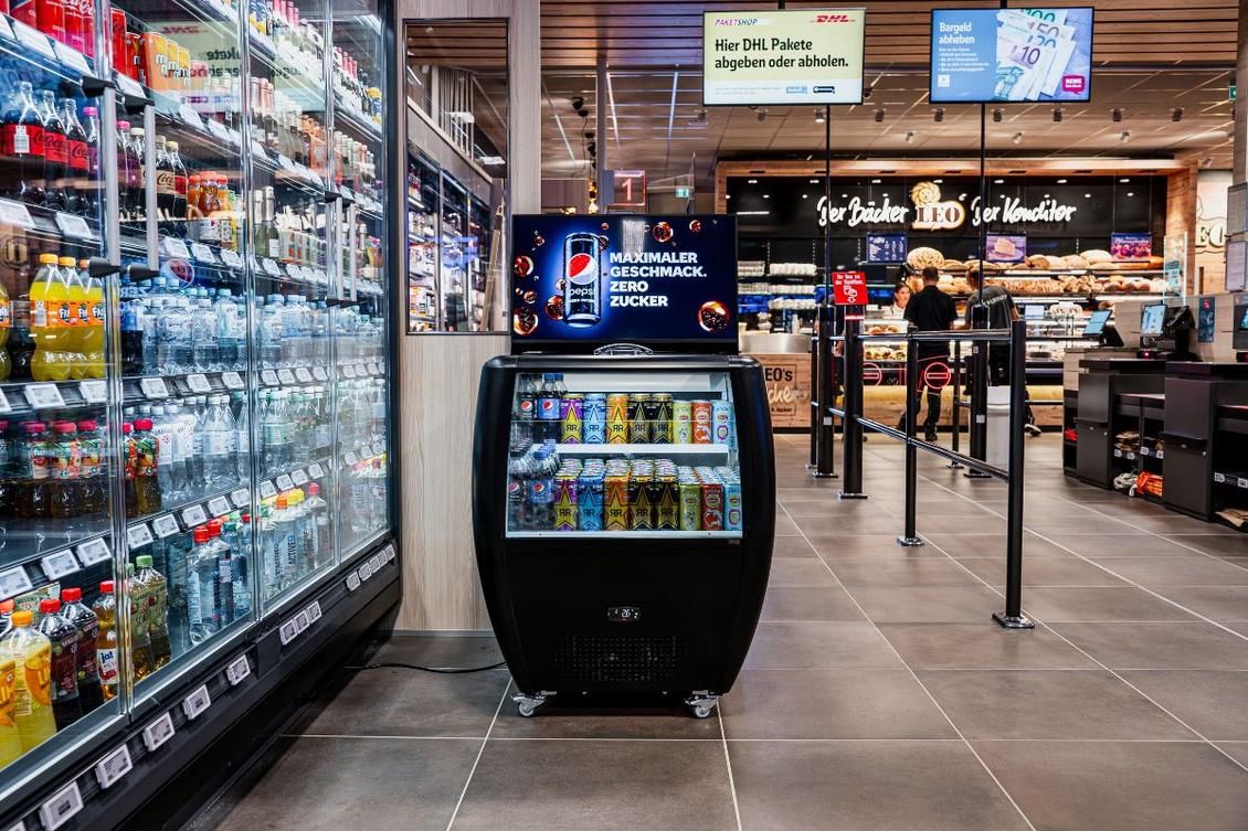 Cool beleuchtet: Retail-Media-Display von Emsu im Supermarkt (Bild: Emsu)