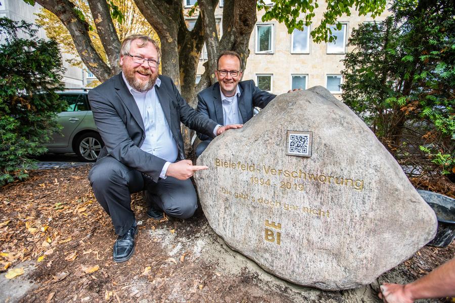 "Verschwörer" Achim Held und Martin Knabenreich mit Gedenkstein.