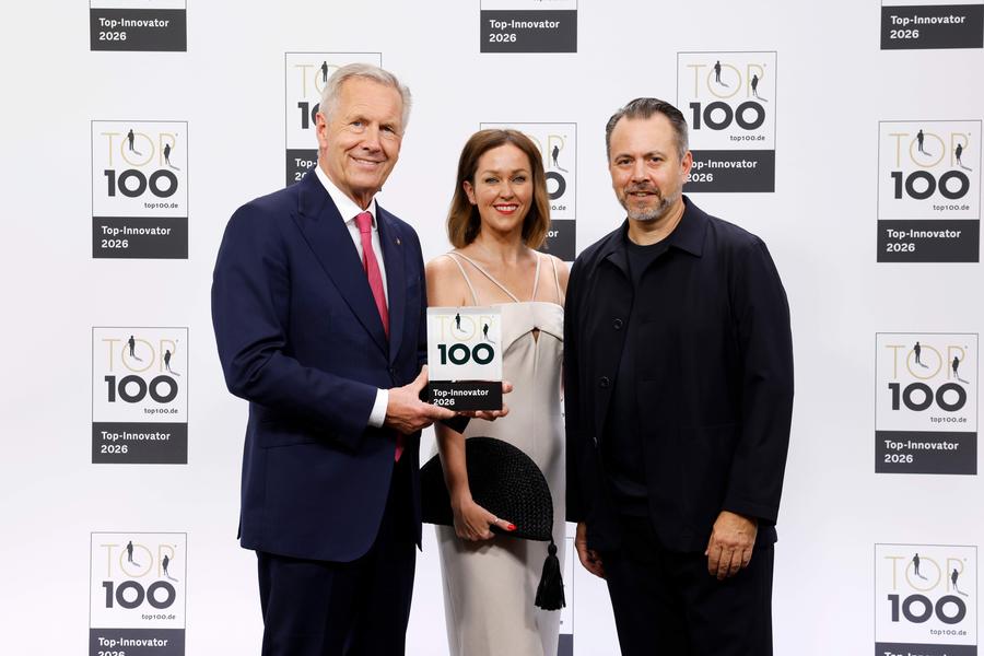 Preisverleihung: Karen Schlöder und Patrick Becker (beide moccamedia) werden vom Ex-Bundespräsident Christian Wulff (links) auf  dem Deutschen Mittelstands-Summit zum "TOP-Innovator 2026" ausgezeichnet.