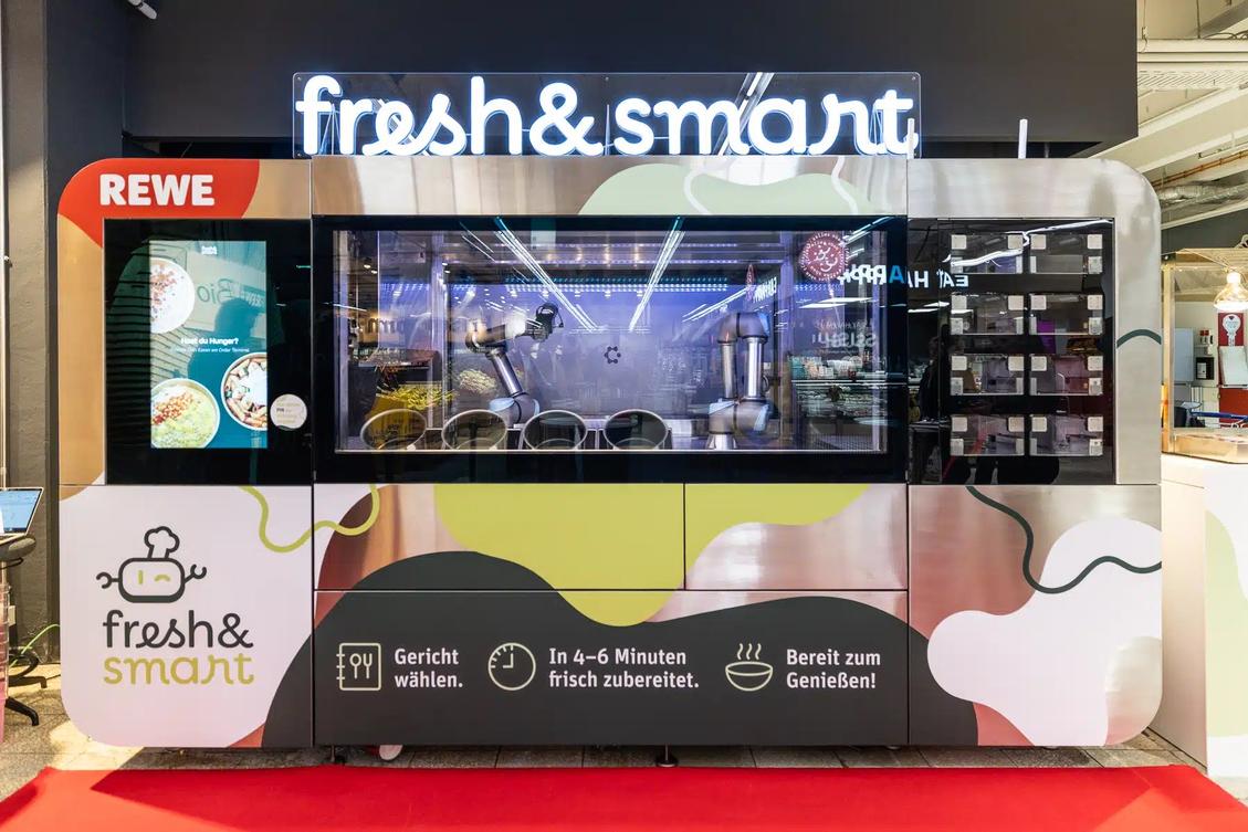 Rewe testet in mehreren Filialen eine Roboterküche. (Bild: Rewe)