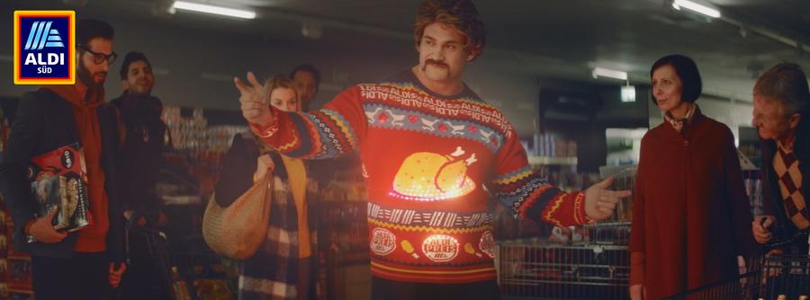 Als Geschenk winkt auch der limitierte Weihnachtspullover von Aldi Süd.
