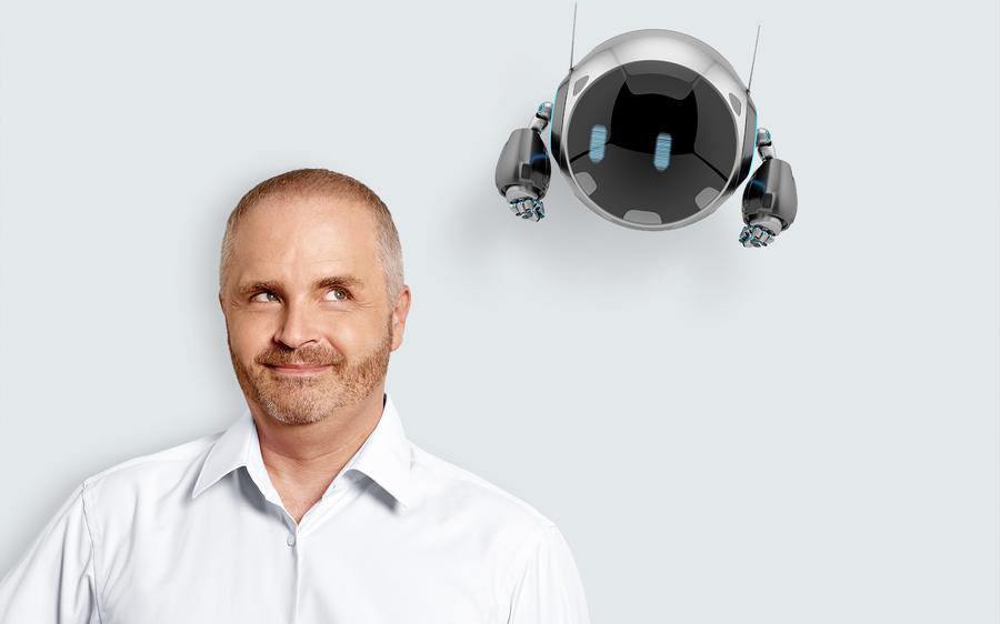 Ömer Atiker sieht so manches Digitalisierungs-Buzzwort, das durch die Marketingbranche getragen wird, mit einem spöttischen Blick