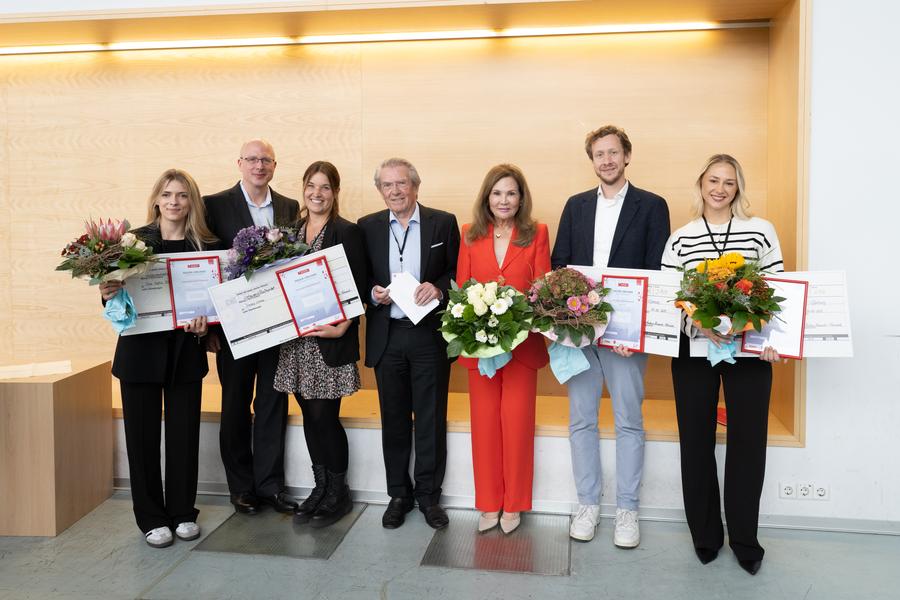 Nina Sophie Ossenkemper, Martin Nitsche, Simona Lossau, Bernd Ambiel, Mary Victoria Gerardi-Schmid, Julian Felix Kopka, Selina Marie Wölflingseder (v.l.n.r.) bei der Verleihung des Alfred Gerardi Gedächtnispreises 2025