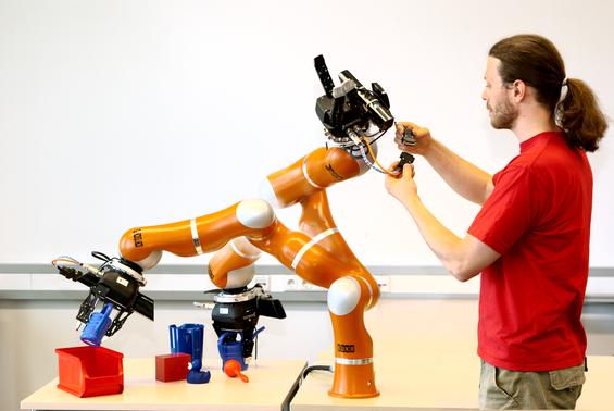 Experimente in einem Robotik-Labor der Universitt Bayreuth. (Bild: Johannes Baumgartl / Universitt Bayreuth)