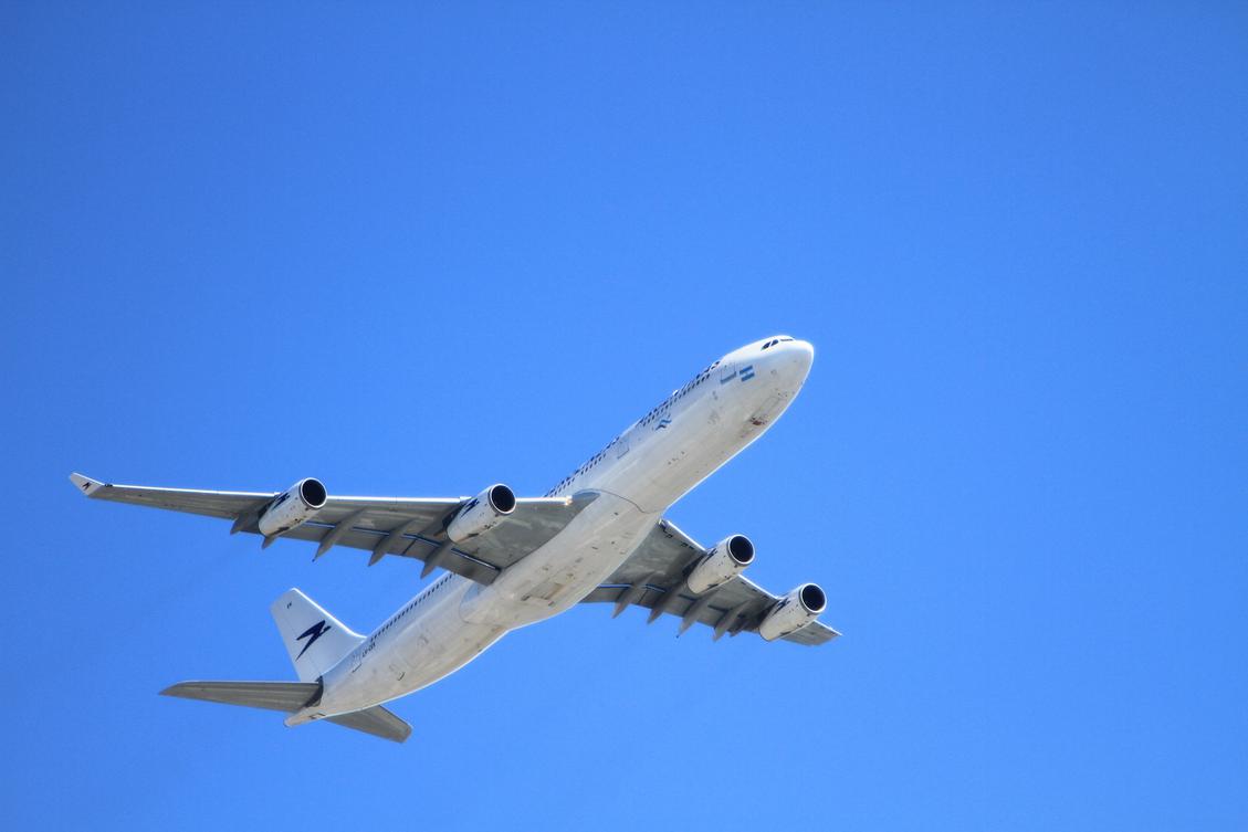 Die Mehrheit der Deutschen fliegt lieber mit Pilot. (Bild: Holgi/Pixabay)