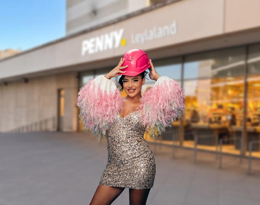 Leyla Heiter vor &#34;ihrem&#34; Penny-Markt (Bild: Penny)