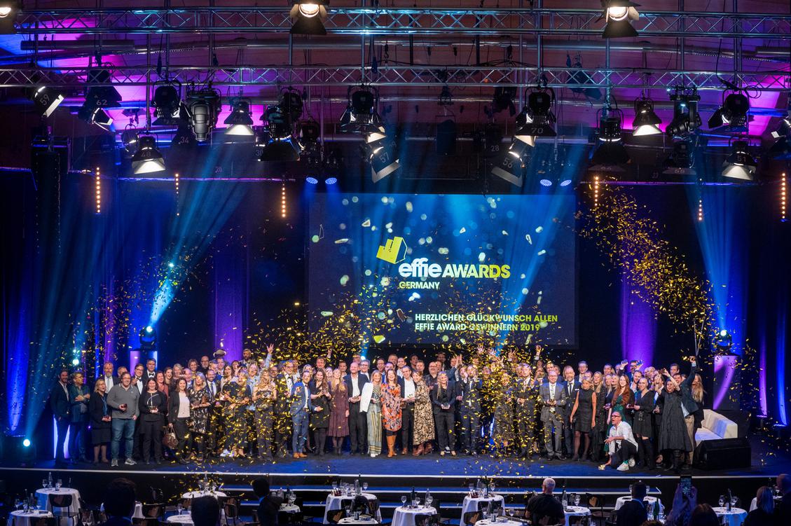 Alle Effie-Gewinner auf der Bhne (Bild: GWA)