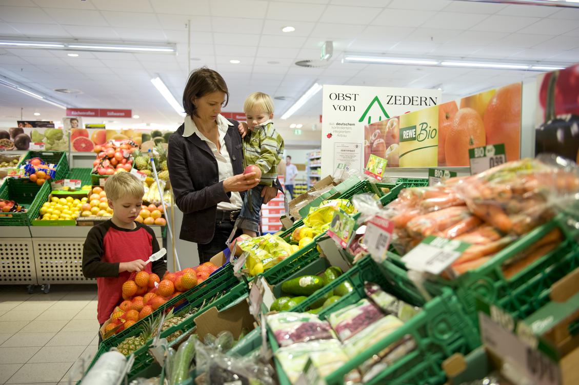 Auf viele Online-Services, die sie von anderen Branchen gewohnt sind, mssen VerbraucherInnen bei Supermrkten immer noch noch verzichten (Bild: Rewe)