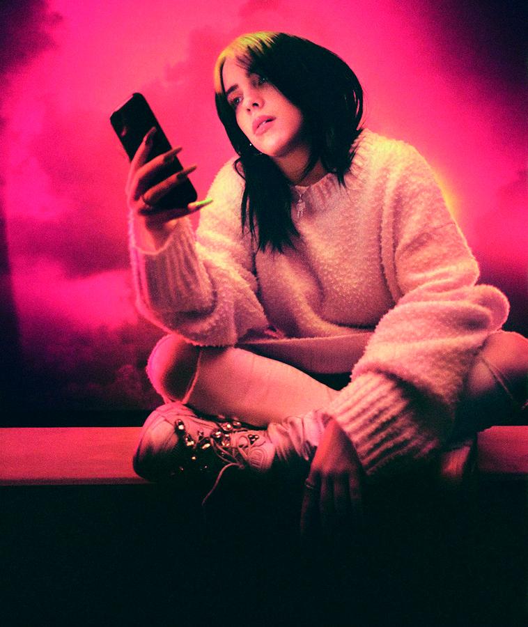 Sängerin Billie Eilish und junge AktivistInnen stehen im Telekom- Spot für eine Jugend, die mithilfe von Social Media für eine nachhaltige Zukunft kämpft.