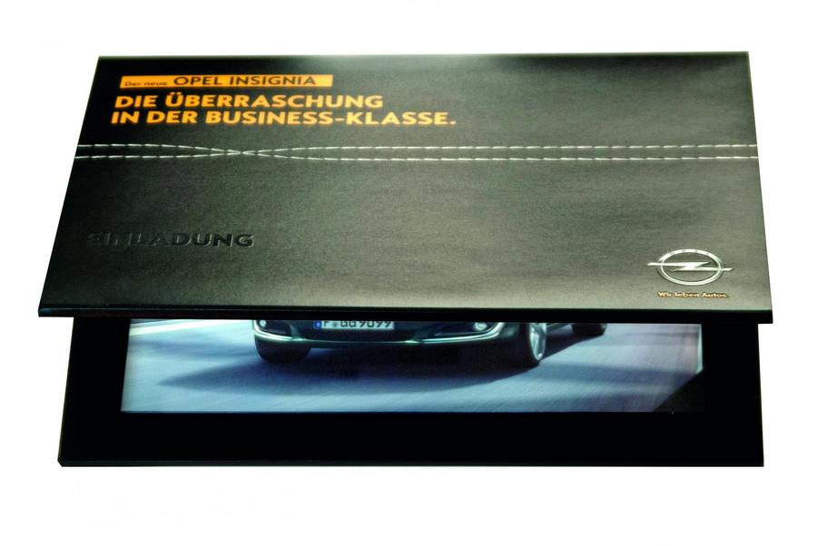 Personalisiertes Booklet-Mailing mit Überraschungsinhalt: Das Mailing in Lederhaptik mit Nahtoptik wurde zur Vorstellung eines neuen Fahrzeuges?versendet, inkl. Einladung zur Premiere in teilnehmenden Autohäusern. Als Inlay waren fünf hochwertige Fotografien des Fahrzeugs in unterschiedlicher Ausstattung beigelegt. Die Aktion bestand aus mehreren Steps mit Auflagen im fünf- und sechsstelligen Bereich