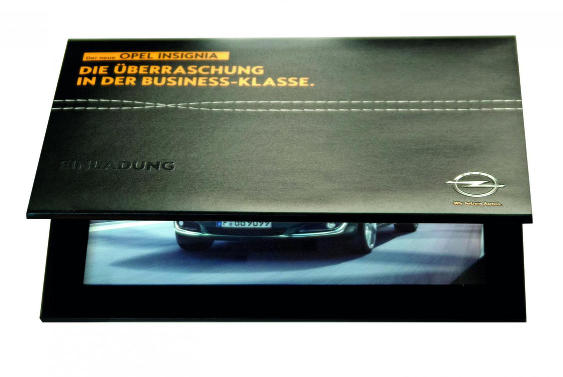 Personalisiertes Booklet-Mailing mit Überraschungsinhalt: Das Mailing in Lederhaptik mit Nahtoptik wurde zur Vorstellung eines neuen Fahrzeuges?versendet, inkl. Einladung zur Premiere in teilnehmenden Autohäusern. Als Inlay waren fünf hochwertige Fotografien des Fahrzeugs in unterschiedlicher Ausstattung beigelegt. Die Aktion bestand aus mehreren Steps mit Auflagen im fünf- und sechsstelligen Bereich (Bild: Bild: Printmuster a + s DialogGroup)