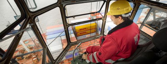 DHL in Aktion: Frachtverladung am Hafen (Bild: DHL)